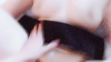 在杭州认识的酒店前台。男：逼逼赖赖的，舒服死了，骚逼   少妇：听到没哈哈哈，你草死我了。奶子撞飞她！