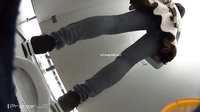 ⚫️⚫️坑神潜入大学校园，女厕全景偸拍，课间络绎不绝的学生妹方便，浑圆的大美臀像是坐在镜头上一样 (8)